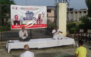 Sonipat News: जिला कारागार में योगाभ्यास के बाद जलाए आशीर्वाद के दीये