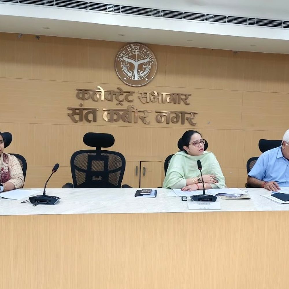 डीएम ने स्वीकृत आवासों को जल्द पूरा करने के निर्देश:ओडीएफ प्लस गांवों की संख्या बढ़ाने और रोजगार सृजन पर भी जोर दिया