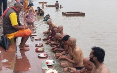 Raebareli News: पूर्णिमा पर श्रद्धालुओं ने लगाई डुबकी