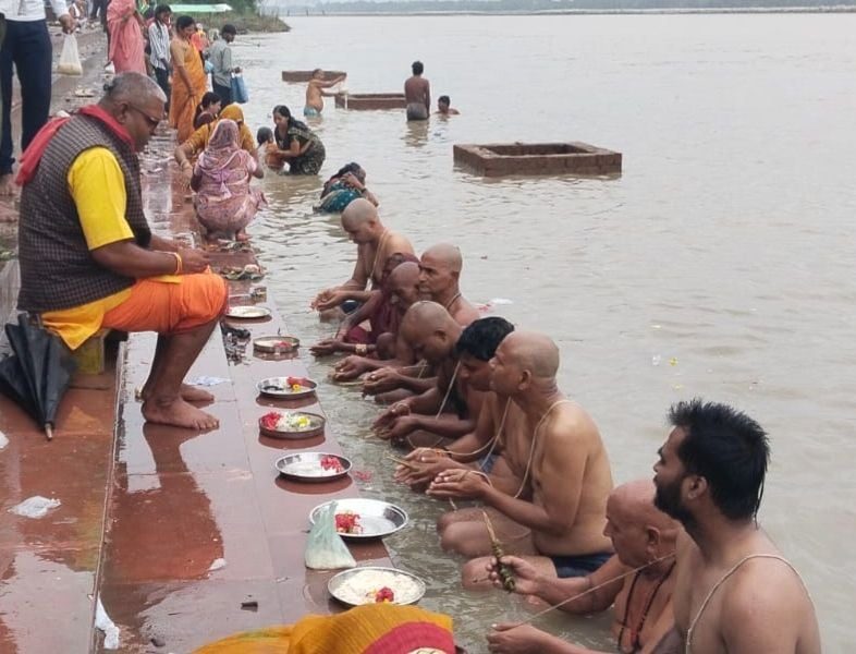 Raebareli News: पूर्णिमा पर श्रद्धालुओं ने लगाई डुबकी