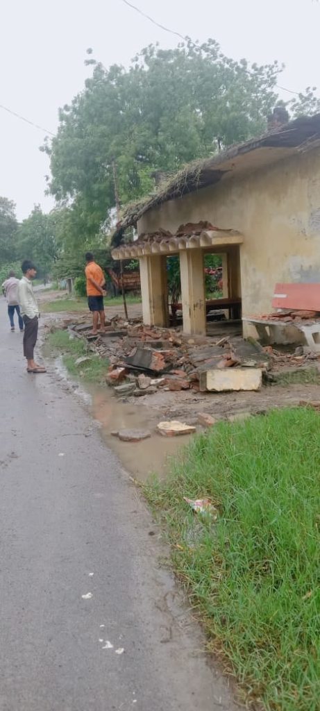 Prayagraj News: बारिश से मकान का बारजा ढहा, लोग बचे