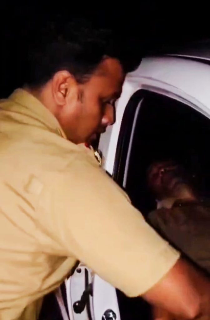 Agra News: धीरे-धीरे थम रही थीं सांसें…खाकी ने थाम ली जिंदगी
