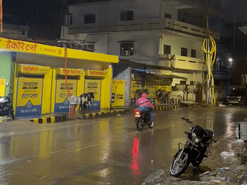 प्रयागराज में देर रात बदला मौसम, कुछ जगह हुई झमाझम-बारिश:काले घने बादल छाए, साथ में चल रही तेज हवाएं