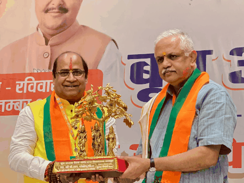 23 घंटे टीचर की भूमिका में रहे बीएल संतोष:राष्ट्रीय महामंत्री ने MLA की क्लास ली, शिकायत सुनीं, पाठ पढ़ाया, डायरी में नोट कर दिल्ली ले गए