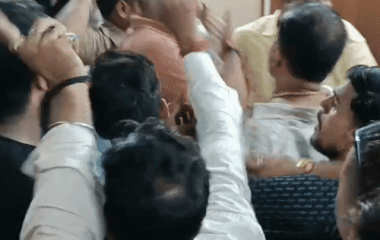 सपा MLA और BJP पार्षद पुलिस चौकी में भिड़े:विधायक साढ़े 7 घंटे बाद अमन को लेकर निकले, भाजपा बोली- इनके नेता ने ही पकड़वाया था