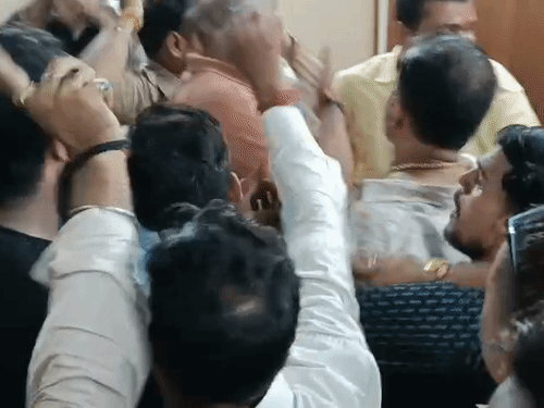 सपा MLA और BJP पार्षद पुलिस चौकी में भिड़े:विधायक साढ़े 7 घंटे बाद अमन को लेकर निकले, भाजपा बोली- इनके नेता ने ही पकड़वाया था