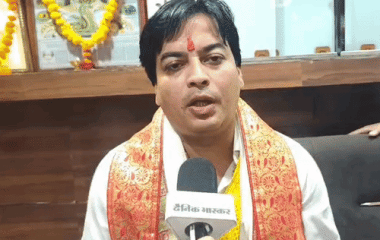झगड़ा करने वाले पार्षदों का इंटरव्यू:सपा ने कहा- सदन में छाती ठोक कर कहा, BJP बोली- छुटभैया नेता ने असली PDA की धज्जियां उड़ाई
