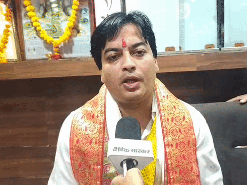 झगड़ा करने वाले पार्षदों का इंटरव्यू:सपा ने कहा- सदन में छाती ठोक कर कहा, BJP बोली- छुटभैया नेता ने असली PDA की धज्जियां उड़ाई