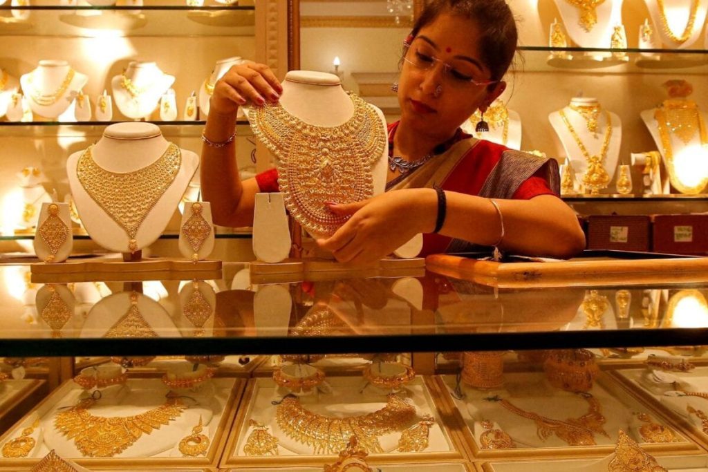 Gold Price Prediction: सोना खरीदने वालों के लिए नई भविष्यवाणी, एक्सपर्ट ने बताया अनुमान, 1.8 लाख तक जाएगा भाव