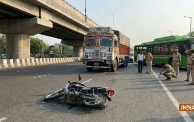 दिल्ली में सड़क पार कर रही DTC बस मार्शल को बाइक ने मारी टक्कर, ट्रक की चपेट में आने से मौत