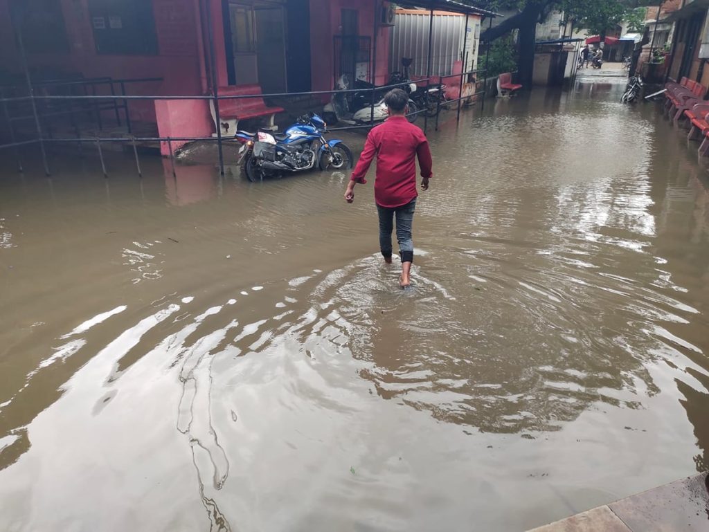 Basti News: महिला अस्पताल की टपक रही छत, जिला अस्पताल के पर्ची काउंटर के पास जलभराव