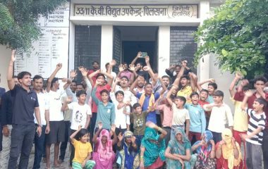 Aligarh News: विद्युत कटौती से परेशान ग्रामीणों ने किया प्रदर्शन