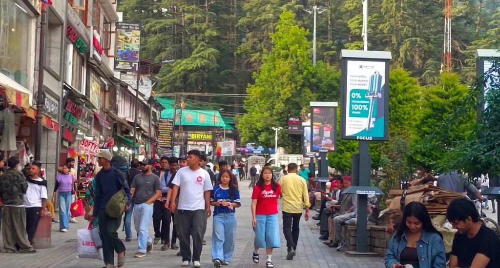 Kullu News: पर्यटन नगरी मनाली में वीकेंड में उमड़ रहे पर्यटक