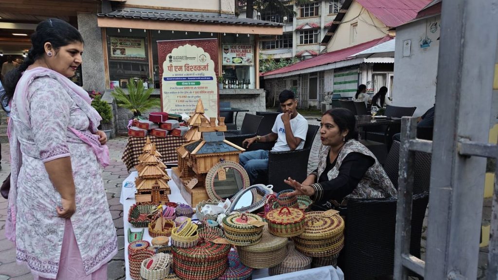 Kullu News: हस्तनिर्मित उत्पाद बने पर्यटकों की पहली पसंद