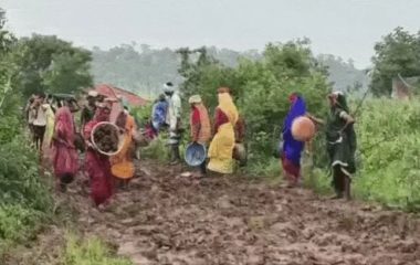 जबलपुर बरगी बांध विस्थापितों ने खुद सड़क बनाने का काम किया शुरू, 40 साल इंतजार के बाद गैंती-फावड़ा लेकर उतरे ग्रामीण, बच्चे भी कर रहे मदद