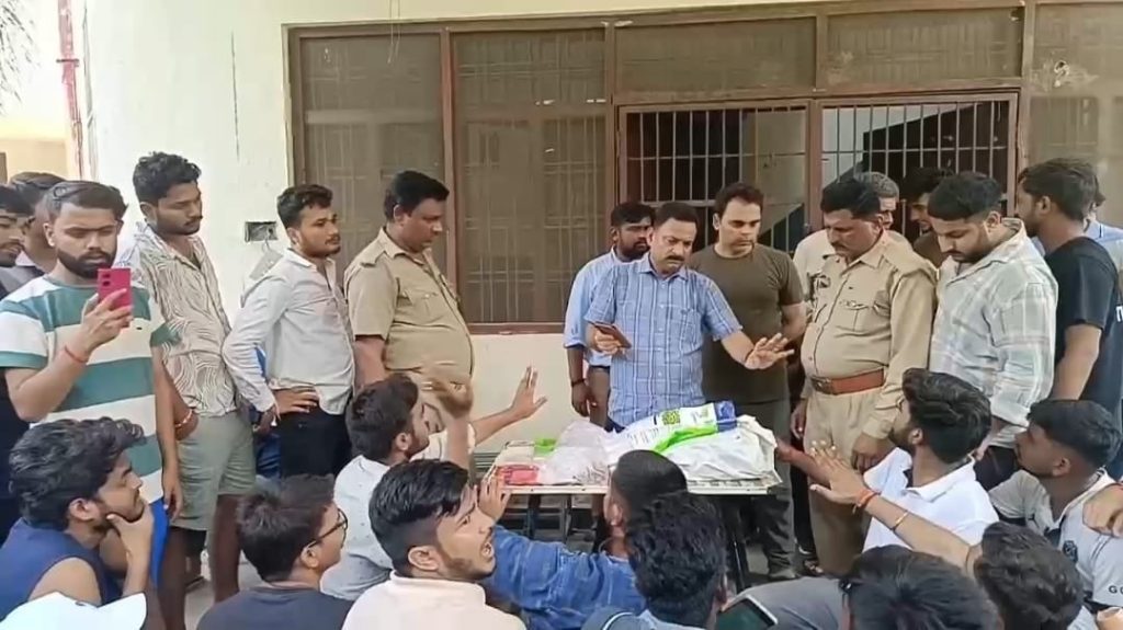 लविवि : मेस में खराब खाना मिलने की शिकायत, प्रदर्शन