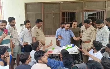 लविवि : मेस में खराब खाना मिलने की शिकायत, प्रदर्शन