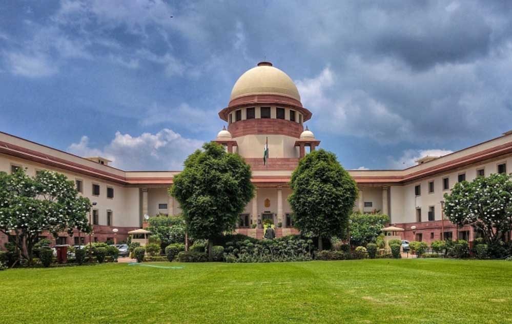 संपत्ति विवाद में सुप्रीम कोर्ट की अनोखी पहल, बेटे से कहा- मां के पैर छूकर अपने पापों के लिए मांगो माफी