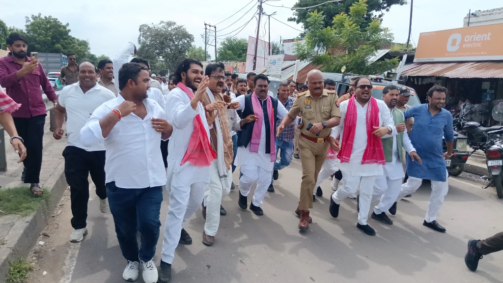 अंतिम संस्कार में जा रहे सपा नेताओं को पुलिस ने रोका, बाराबंकी में सड़क पर तीन घंटे तक चला धरना और हंगामा