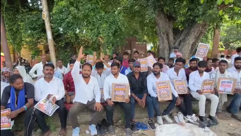 चंदौली में छात्रों का हल्लाबोल: इंटर कॉलेज के प्रधानाचार्य पर कार्रवाई न होने से नाराज होकर दोबारा धरने पर बैठे