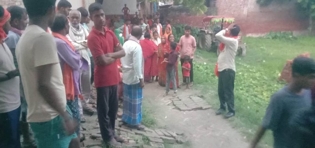 Ballia News: घर पहुंचा शव, आरोपियों के घर बुलडोजर चलाने की मांग