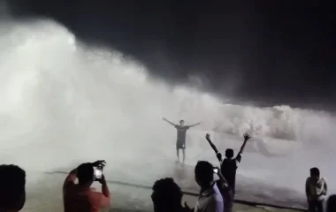 ओडिशा के समुद्र में उठा 15 फीट ऊंचा ज्वार, सड़क तक पहुंचा पानी; झूम उठे पर्यटक