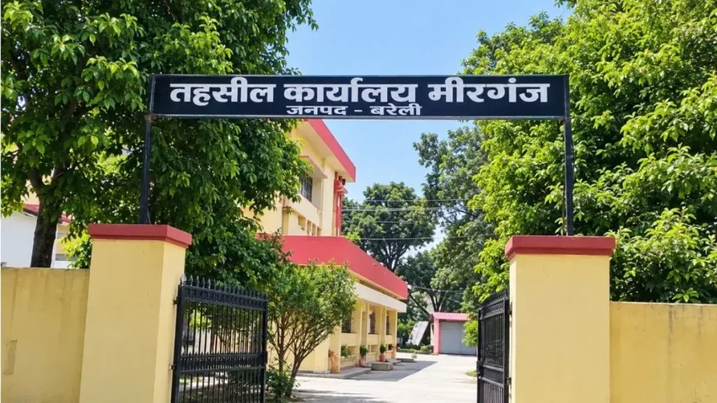 यूपी में डीएम ने क्लर्क को बना दिया चपरासी, 5 साल से कर रहा था नौकरी, तीन बार कंप्यूटर पर हिंदी टाइपिंग टेस्ट पास नहीं कर पाया