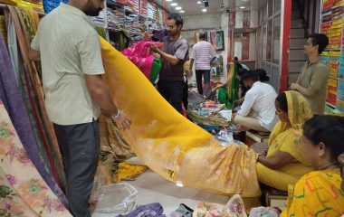 Mirzapur News: तीज की खरीदारी में हरे रंग की डिमांड ज्यादा, ऑर्गेंजा फैब्रिक भी भा रही