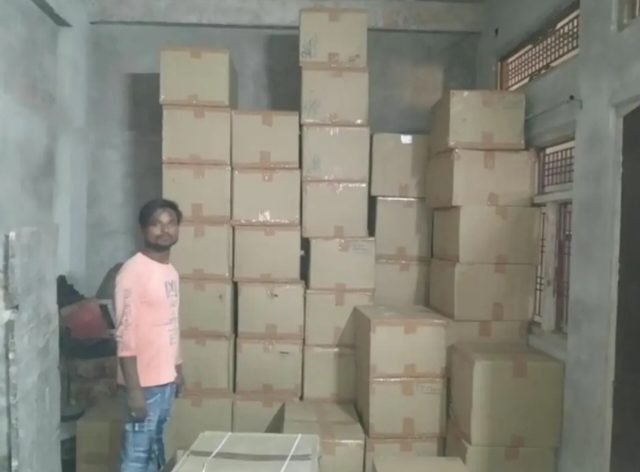 बेल्थरारोड में अवैध आतिशबाजी के गोदाम का पर्दाफाश; चौकिया मोड़ से 6 लाख रुपये के पटाखे बरामद, एक गिरफ्तार, भाई फरार’