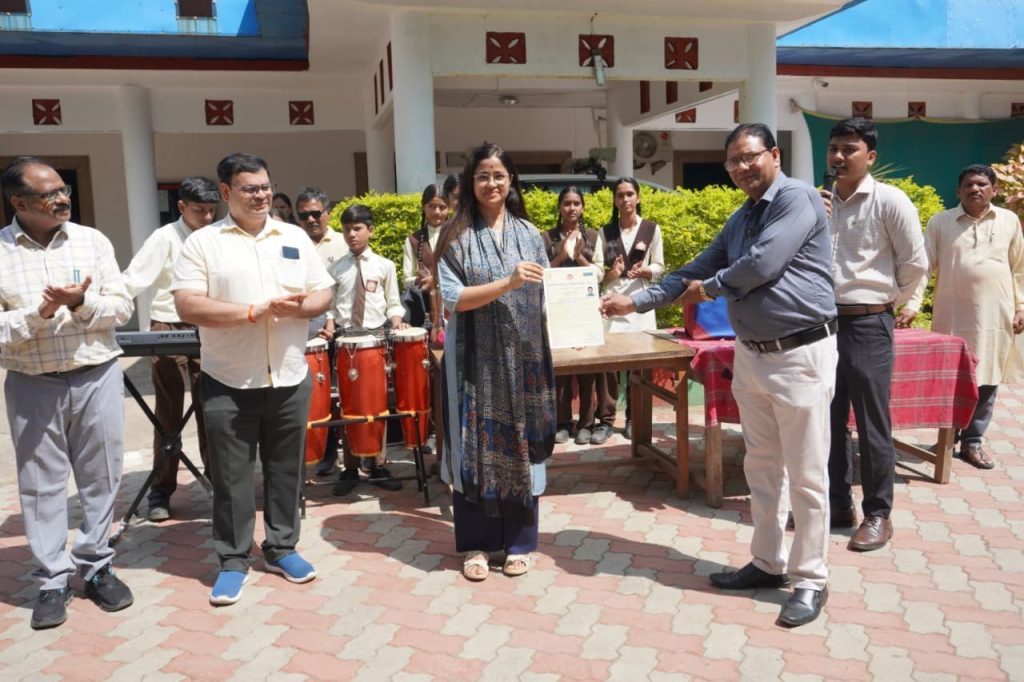 सिवनी में ‘एम्प्लॉयी ऑफ द मंथ’ से सुनीता व कमलकिशोर को सम्मान
