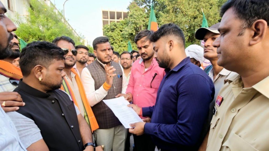 राजनांदगांव में हिड़मा के गाने पर कांग्रेस महामंत्री का वीडियो वायरल, भाजयुमो ने FIR की मांग की; सियासी विवाद तेज