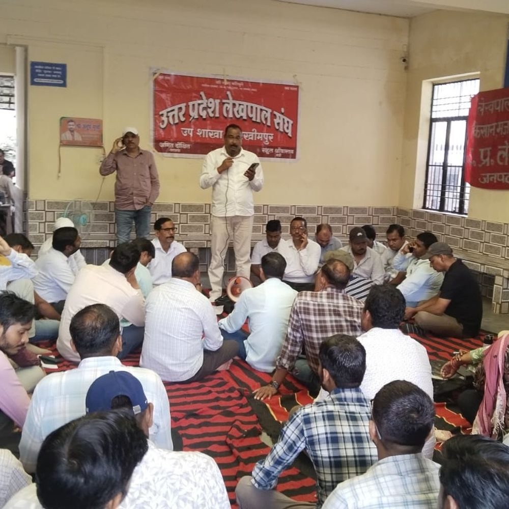 लखीमपुर में लेखपाल-संघ ने 11-सूत्रीय मांगों को लेकर ज्ञापन सौंपा:बोले- समाधान नहीं हुआ तो 17 अक्टूबर से कार्य बहिष्कार करेंगे