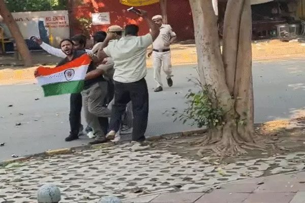 जंतर-मंतर पर प्रदर्शन करने पहुंचे CJP नेता आशुतोष रांका और सौरव दास हिरासत में, तिरंगा लेकर कर रहे थे नारेबाजी