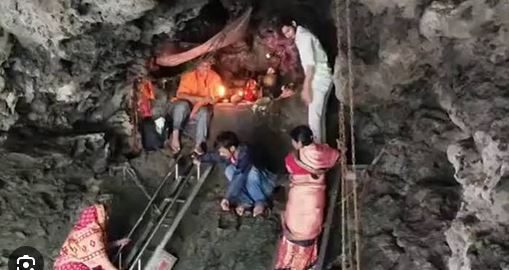 राजस्थान की इस गुफा में विराजते हैं महादेव, ऊपर बिना सहारे टिकी दिखती है विशाल चट्टान, जानिए क्या है रहस्य