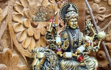 नवरात्रि में मां दुर्गा के स्वागत से पहले चमका लें मेन गेट, ये 5 छोटी बातें बदल देंगी घर का माहौल