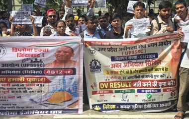 लखनऊ में UPSSSC JE अभ्यर्थियों का पिकप भवन पर धरना:बोले- मांग पूरी होने तक नहीं हटेंगे, करीब 3 साल से भर्ती प्रक्रिया आगे बढ़ने का इंतजार