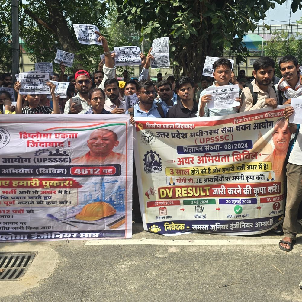 लखनऊ में UPSSSC JE अभ्यर्थियों का पिकप भवन पर धरना:बोले- मांग पूरी होने तक नहीं हटेंगे, करीब 3 साल से भर्ती प्रक्रिया आगे बढ़ने का इंतजार