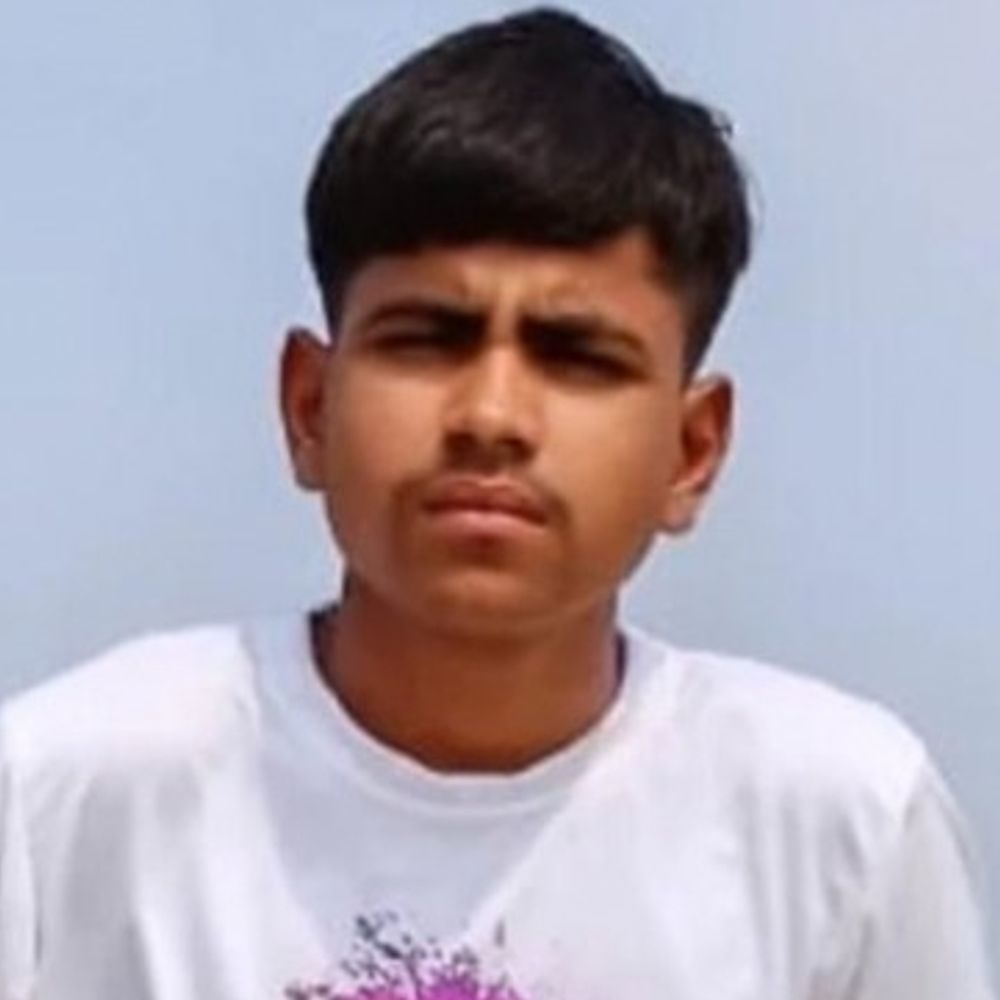 भोजपुर- तेज रफ्तार वाहन ने बाइक में मारी टक्कर:एक दोस्त की मौत, दूसरे की हालत गंभीर; बच्ची को स्कूल छोड़कर घर लौटते समय हुआ हादसा