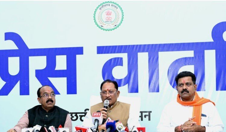 मुख्यमंत्री श्री विष्णु देव साय और उप मुख्यमंत्री श्री अरुण साव ने कैबिनेट की बैठक में लिए गए निर्णयों की जानकारी दी