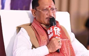 मुख्यमंत्री श्री विष्णु देव साय और उप मुख्यमंत्री श्री अरुण साव ने आज रायपुर के सिविल लाइन स्थित मुख्यमंत्री निवास कार्यालय में राज्य कैबिनेट की बैठक के बाद पत्रकार-वार्ता को संबोधित किया। उन्होंने पत्रकार-वार्ता में कैबिनेट की बैठक में लिए गए निर्णयों की जानकारी दी। उप मुख्यमंत्री श्री विजय शर्मा भी पत्रकार-वार्ता में उपस्थित थे।