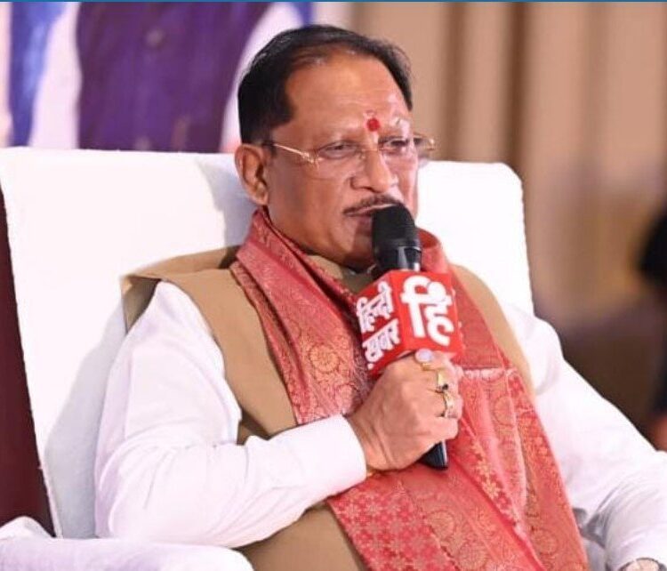 मुख्यमंत्री श्री विष्णु देव साय और उप मुख्यमंत्री श्री अरुण साव ने आज रायपुर के सिविल लाइन स्थित मुख्यमंत्री निवास कार्यालय में राज्य कैबिनेट की बैठक के बाद पत्रकार-वार्ता को संबोधित किया। उन्होंने पत्रकार-वार्ता में कैबिनेट की बैठक में लिए गए निर्णयों की जानकारी दी। उप मुख्यमंत्री श्री विजय शर्मा भी पत्रकार-वार्ता में उपस्थित थे।