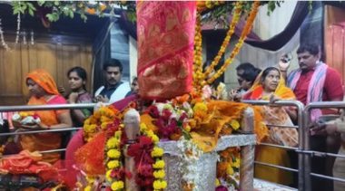 मां अलोपशंकरी के दरबार में उमड़ा आस्था का सैलाब, मंगला आरती के बाद शुरू हुआ दर्शन-पूजन