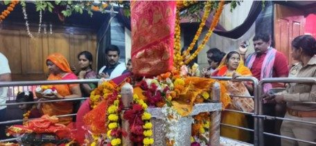मां अलोपशंकरी के दरबार में उमड़ा आस्था का सैलाब, मंगला आरती के बाद शुरू हुआ दर्शन-पूजन