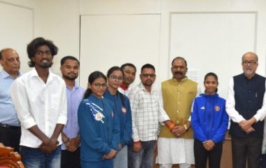 राज्यपाल श्री रमेन डेका से प्रदेश के उत्कृष्ट खिलाड़ियों ने की सौजन्य भेंट