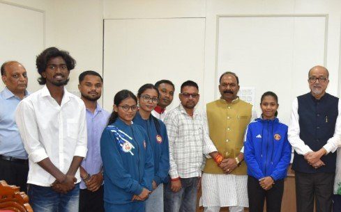 राज्यपाल श्री रमेन डेका से प्रदेश के उत्कृष्ट खिलाड़ियों ने की सौजन्य भेंट