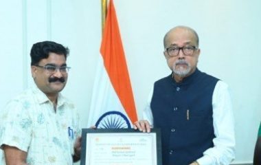 राज्यपाल से गेड़ी नर्तक अनिल गढ़ेवाल ने की भेंट