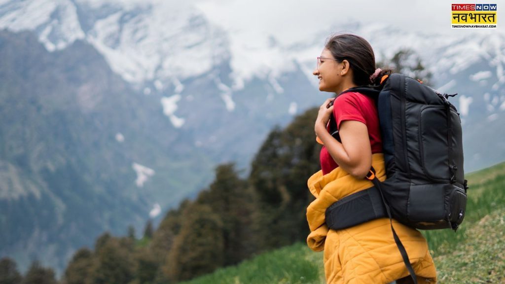Solo Travel Tips: सोलो ट्रैवल करने वाली लड़कियों को बैग में जरूर रखनी चाहिए ये 4 चीजें