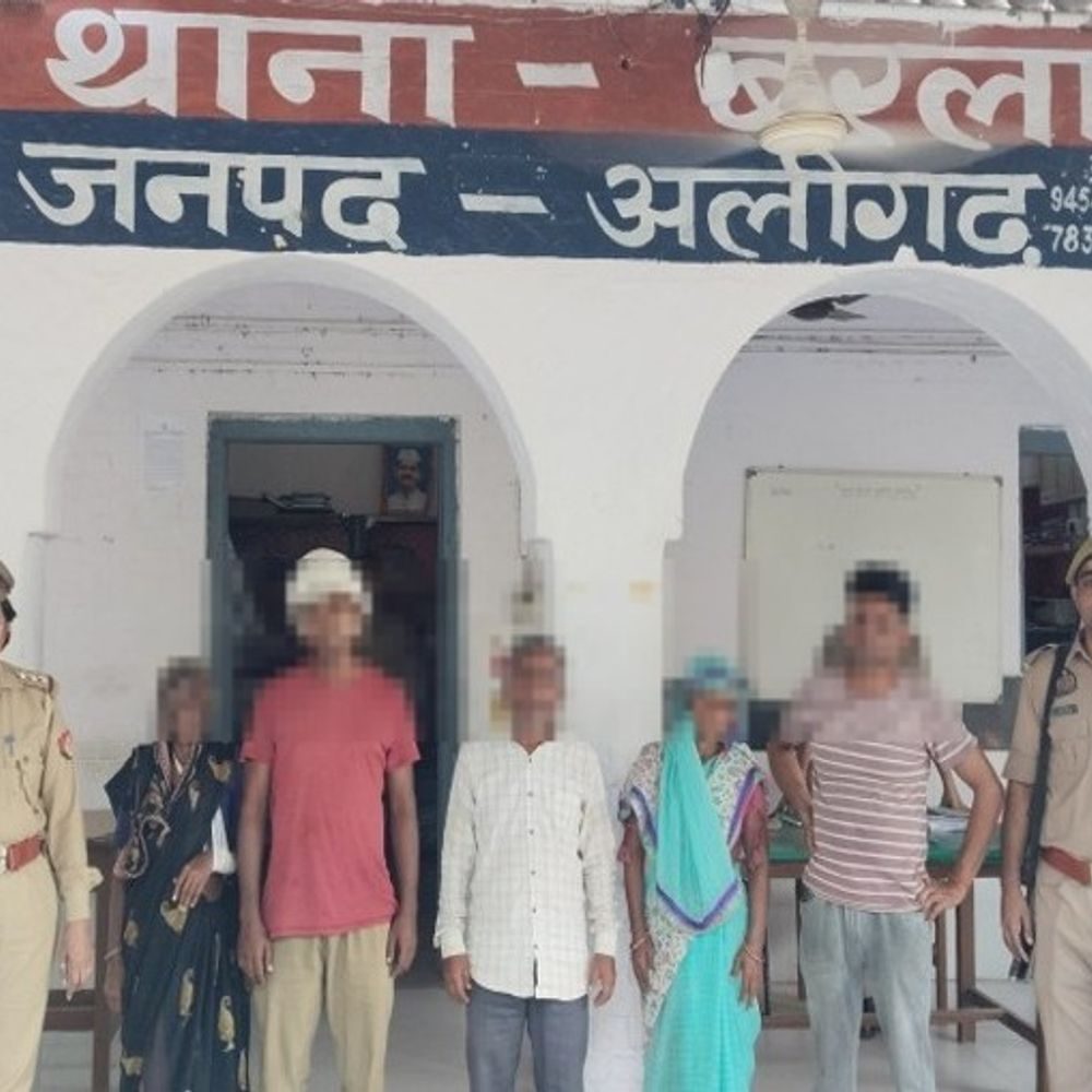 अलीगढ़ में रंजिश में महिला को रास्ते में घेरकर पीटा:कपड़े फाड़े और कुंडल छीन लिए, 5 आरोपी गिरफ्तार