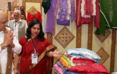 गुजरात में 30 लाख महिलाओं को आत्मनिर्भर बनाने की तैयारी, 136 बस स्टेशनों पर खुलेंगे ग्राम हाट
