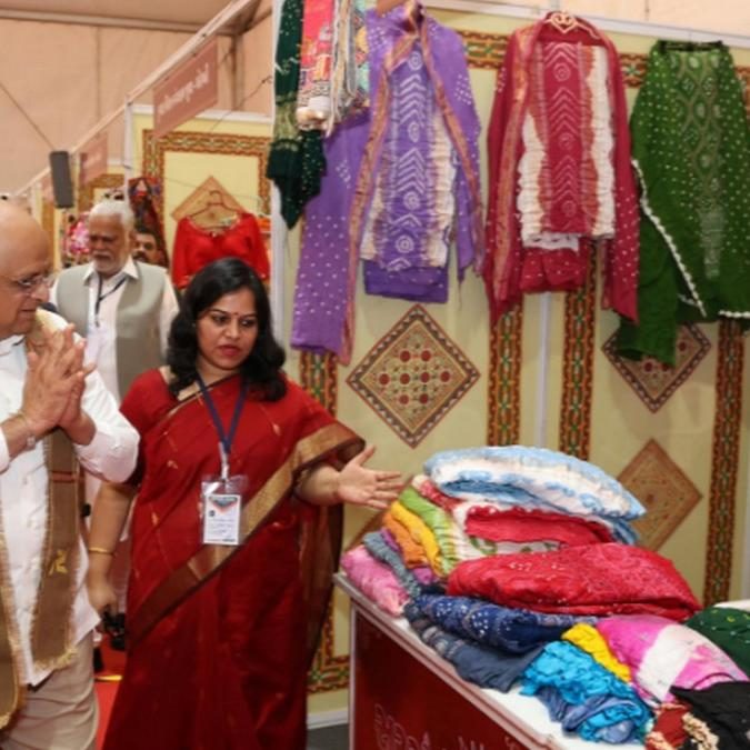 गुजरात में 30 लाख महिलाओं को आत्मनिर्भर बनाने की तैयारी, 136 बस स्टेशनों पर खुलेंगे ग्राम हाट